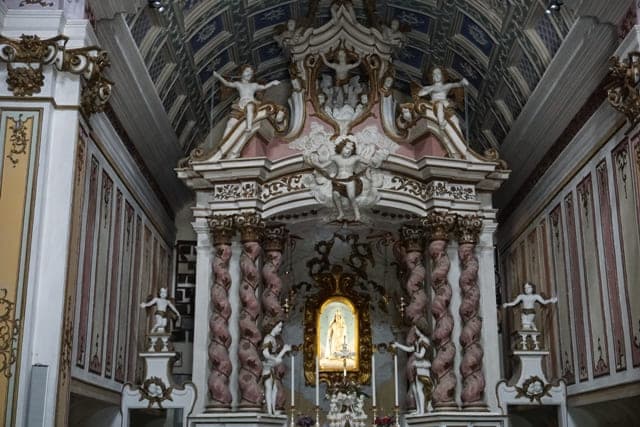 Der Altar ist im Barockstil gehalten