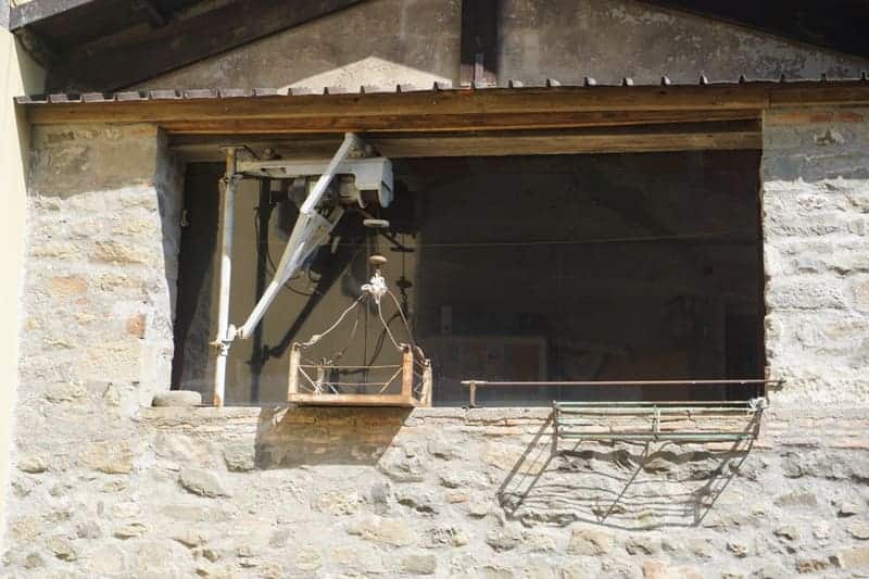 Aufzug aus Holz und Metall am Haus in Castiglione di Garfagnana: Wie früher existieren noch heute diese alten Aufzüge für Waren jeglicher Art