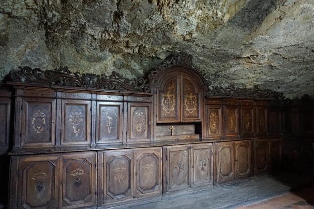 Historisches Mobiliar in der Grotte