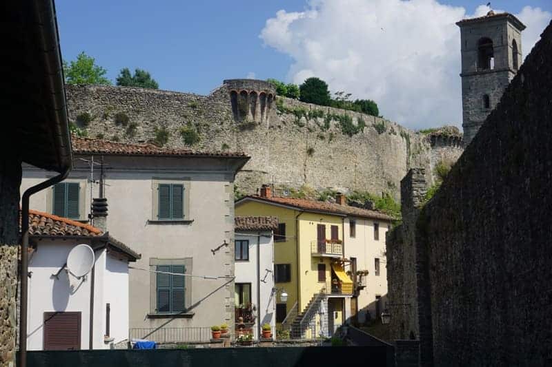 Castiglione di Garfagnana mit seiner Rocca del Castello aus dem 15. Jahrhundert