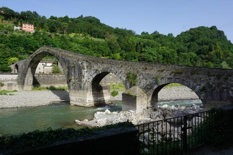 Ponte della Maddalena direkt nach dem Ort Borgo a Mozzano