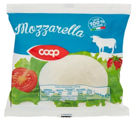 Eine Packung Kuhmilchmozzarella von der Marke Coop in Italien