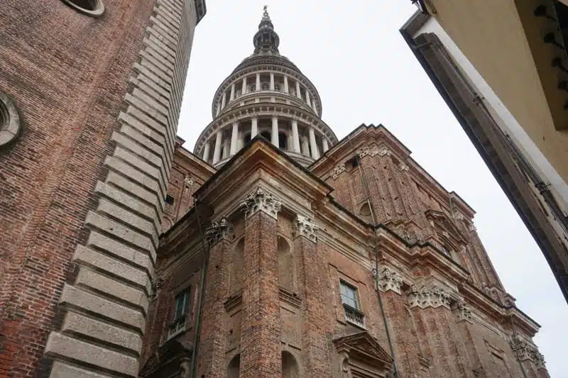 Kuppel der Basilika San Gaudenzio aus einem anderen Blickwinkel