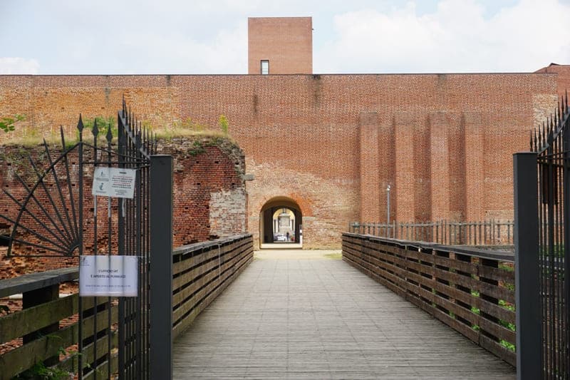 Novaras Schlossgraben mit Brücke