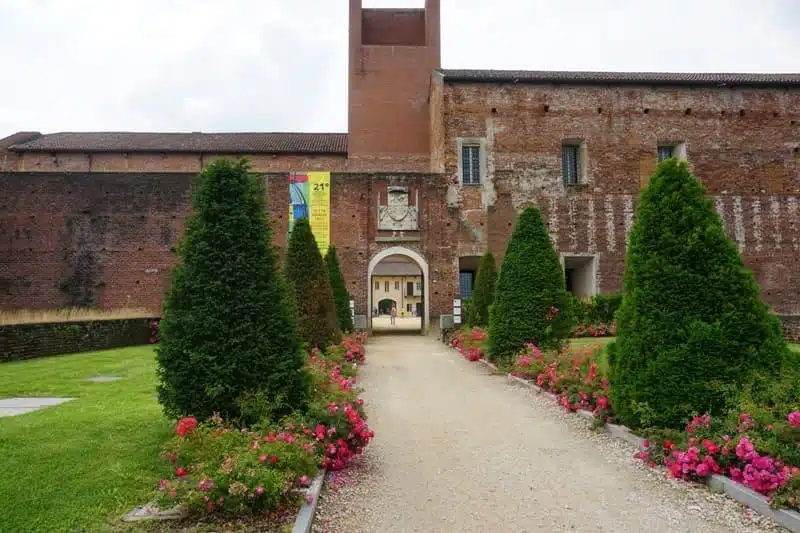 Eingang des Schlosses von Novara mit Wappen der Fürsten Mailands 