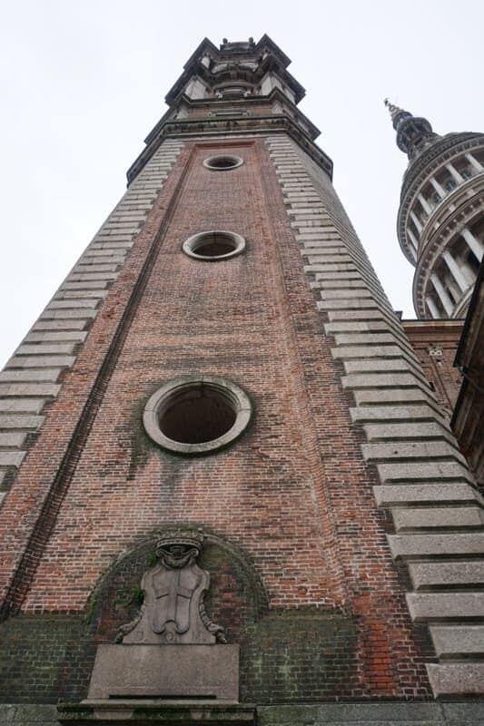 Glockenturm der Basilika San Gaudenzio