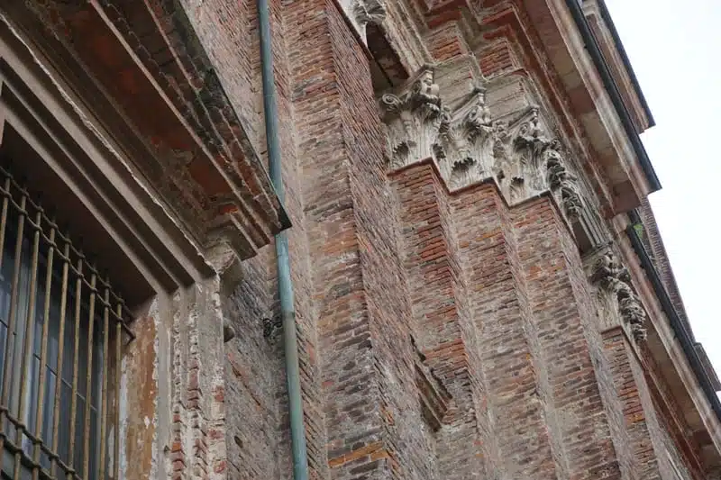 Altes Backsteinmauerwerk der Basilika San Gaudenzio