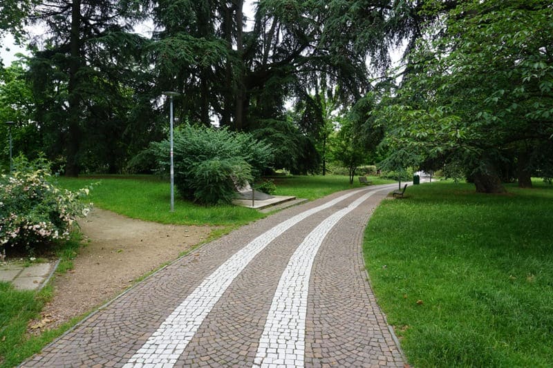 Schlosspark Allea von Novara mit Denkmal