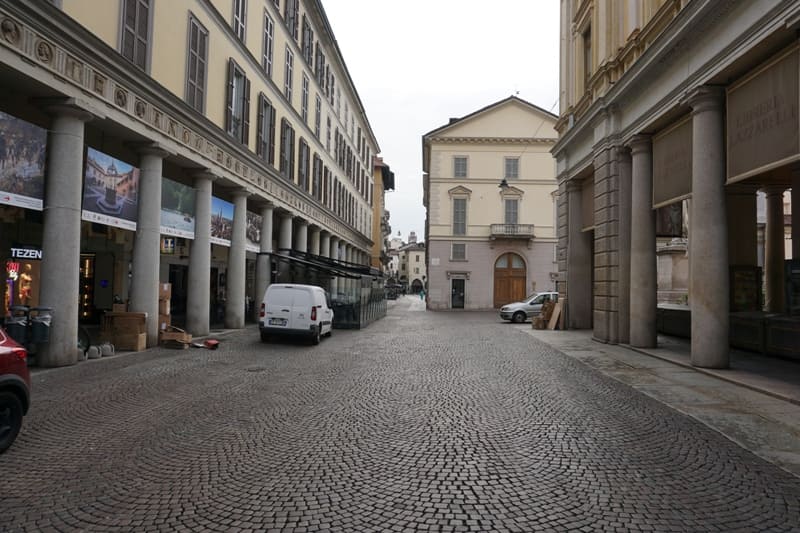 leere Straße im Zentrum Novaras in den Morgenstunden