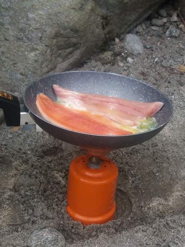 Forelle (trota) mit Salbei und Butter auf einem Campingkocher