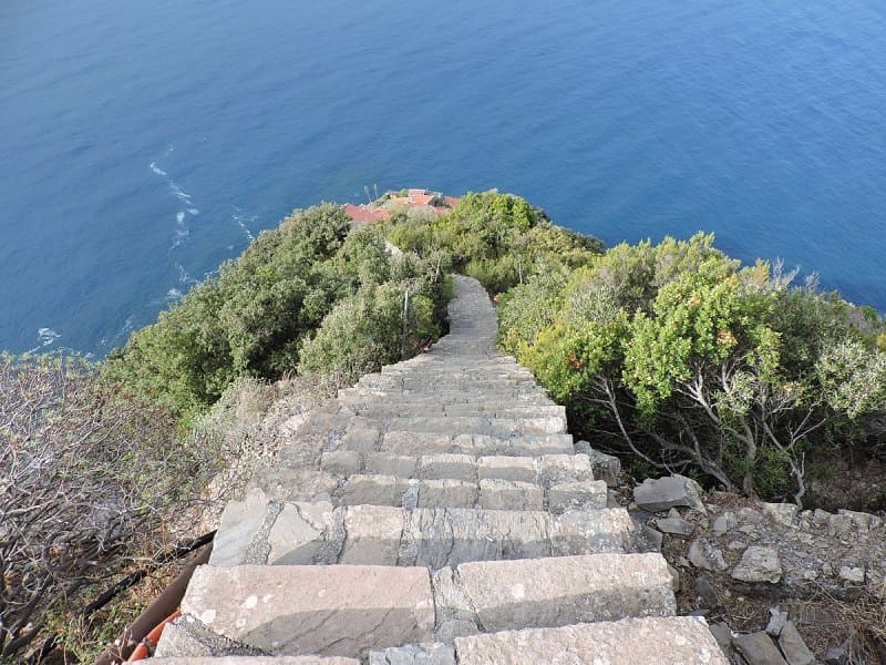 Die steile Treppe, die zu Monesteroli führt
