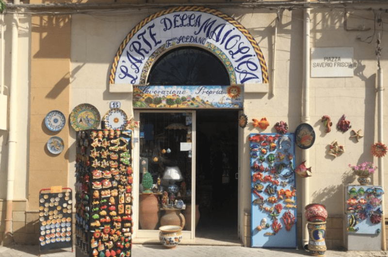 Ein Keramikladen in Sciacca