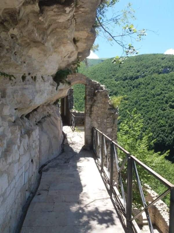Felsbogen und Durchgang zur Einsiedelei Santo Spirito a Maiella