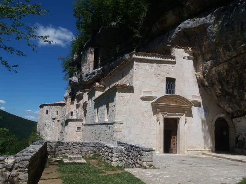 Die Einsiedelei Santo Spirito a Maiella in der Felslandschaft der Majella