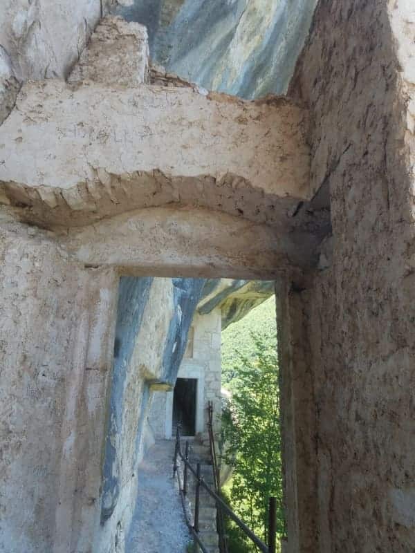Felsüberhang mit der Einsiedelei Santo Spirito a Maiella
