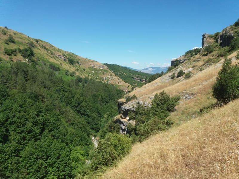 Hügellandschaft auf dem Weg zur Einsiedelei San Bartolomeo in Legio