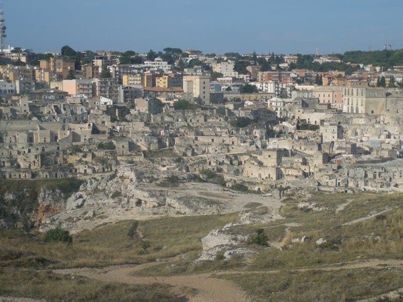 Im Vordergrund die Sassi, im Hintergrund die Neustadt von Matera