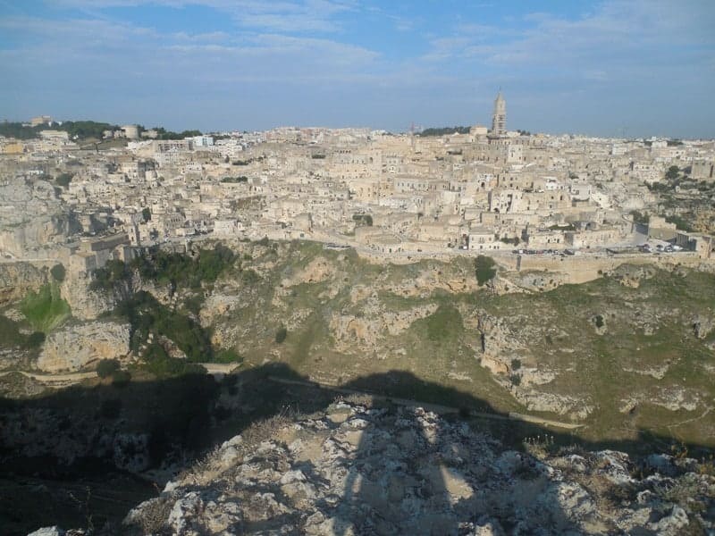 Die Schlucht von Matera mit den Sassi, die auf den Felsen thronen