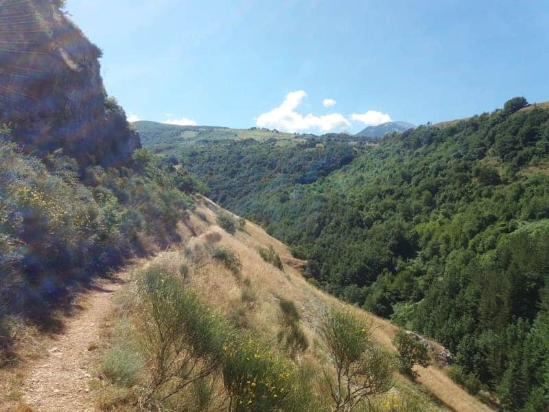 Schmaler Wanderweg zur Einsiedelei San Bartolomeo in Legio