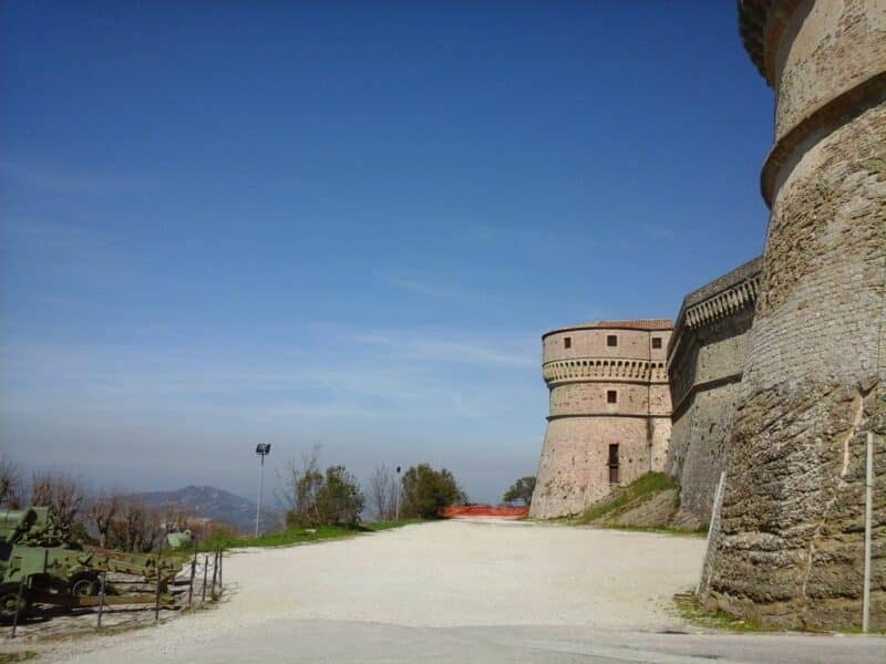 Die dicken Außenmauern und Eingang der Festung San Leo