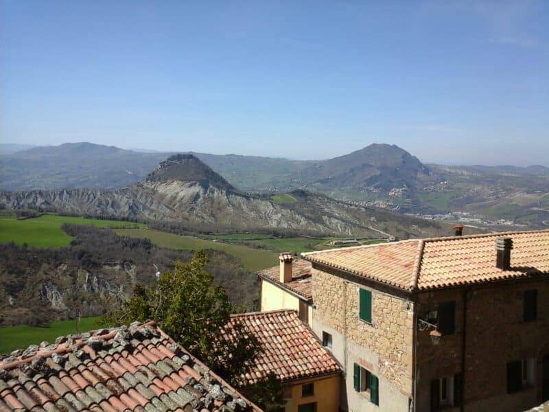 Landschaft der Emilia-Romagna mit Hügel im Hintergrund