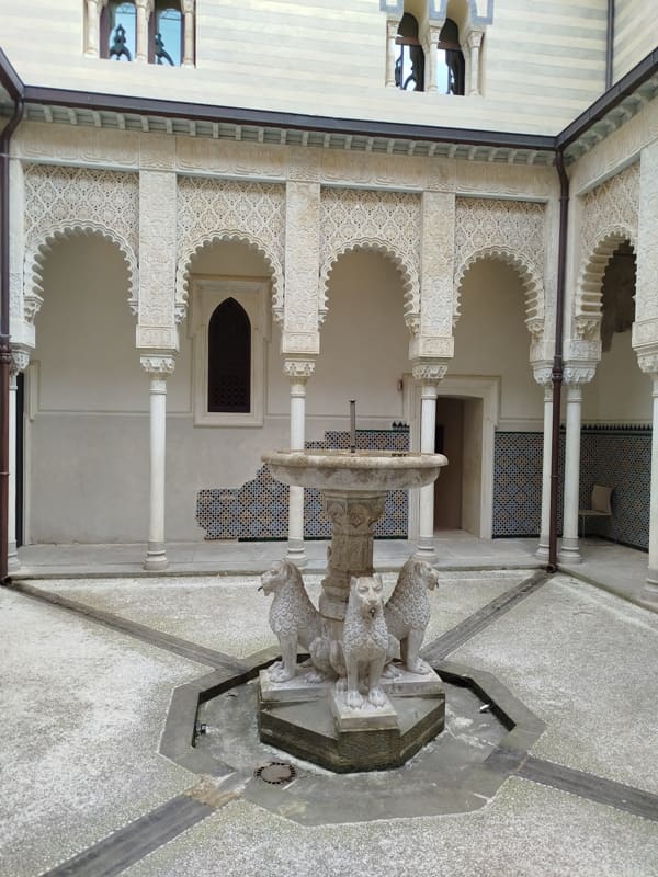 Brunnen der Rocchetta Mattei - dem Original der Alhambra in Granada nachempfunden