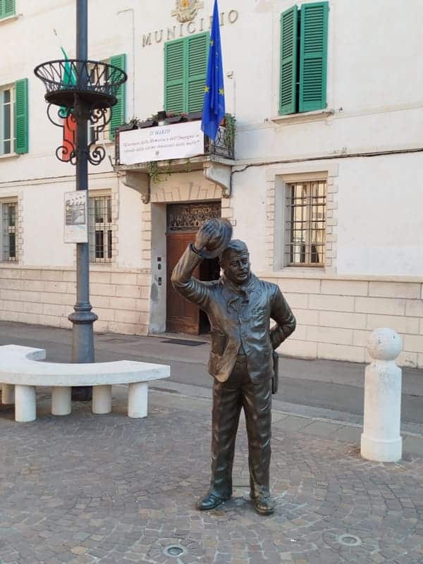 die Statue Peppone in Brescello