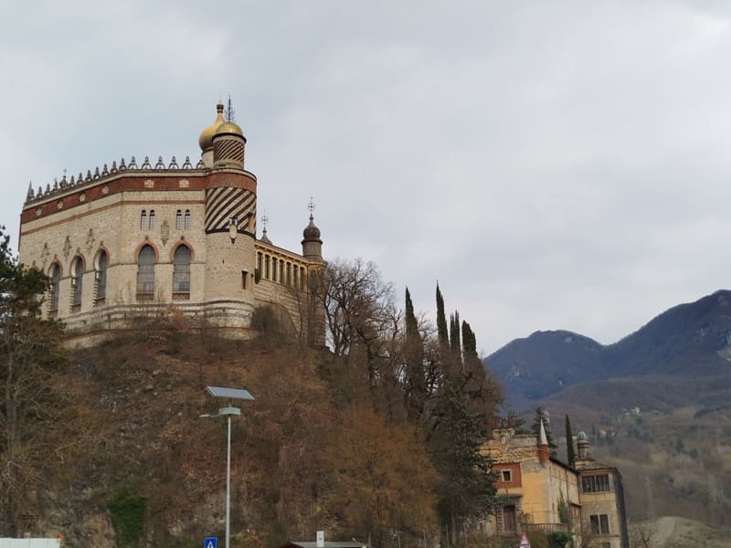 Die Burg Rocchetta Mattei auf ihrem Hügel